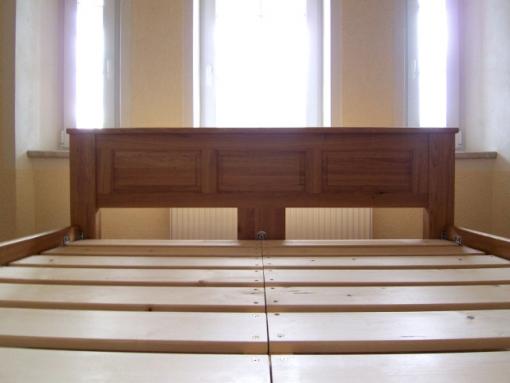 Dřevěná postel dvojlůžko Dřevěná postel dvojlůžko