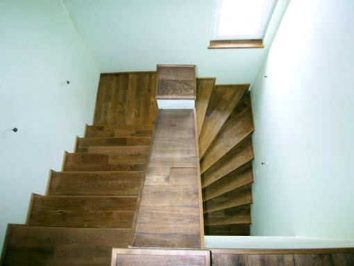 Dřevěné obložení betonových schodů