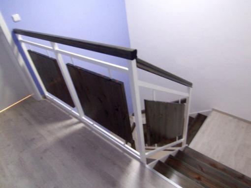 Dřevěné schodiště se zábradlím | Plzeň – Božkov Dřevěné schodiště se zábradlím | Plzeň – Božkov