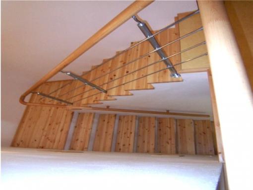Dřevěné schodiště se zábradlím Dřevěné schodiště se zábradlím